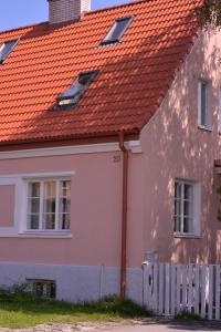 塔林Sirbi House的白色房子,有橙色屋顶