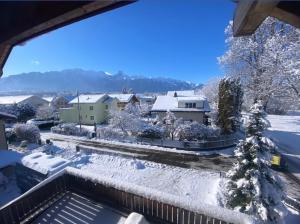 图恩Swiss Alps View Apartment - contactless self check-in的雪中房屋的阳台