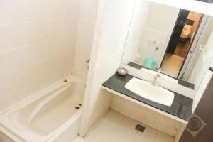 白沙瓦Shelton Accommodator的白色的浴室设有水槽和浴缸。