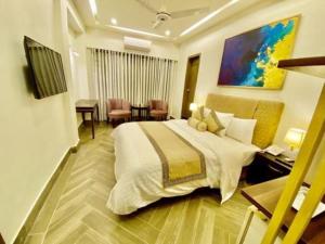 白沙瓦Shelton Accommodator的酒店客房设有一张大床和一张书桌。