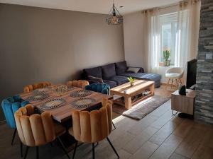 圣布里厄Maison de ville - terrasse sud, a 10 min des plages的客厅配有桌子和沙发