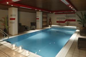 巴登-巴登Hotel Restaurant Haus Rebland的大楼内一个蓝色的大型游泳池
