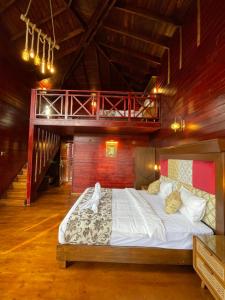 乌提西面山谷度假村的一间卧室,卧室内配有一张大床