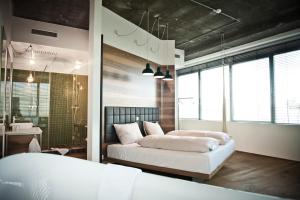 维也纳Hotel Daniel Vienna - Smart Luxury Near City Centre的一间带两张床的卧室和一间浴室