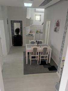 利夫诺Apartman Marija的厨房以及带桌椅的用餐室。