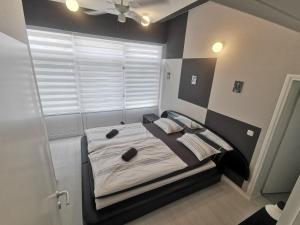 利夫诺Apartman Marija的一间卧室配有一张带黑色床头板的床