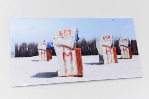 贝塞尔Ferienwohnung Bensersiel Ahoi的雪中一排冰椅