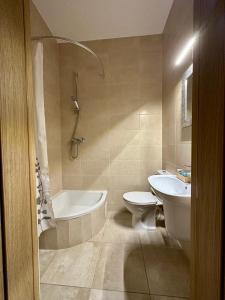 拉辛科罗纳酒店的带浴缸、卫生间和盥洗盆的浴室