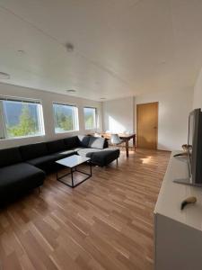 塞济斯菲厄泽Cozy apartment in Seydisfjordur的客厅配有沙发和桌子