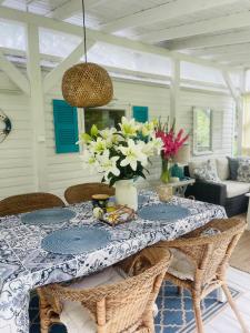 DominiceDomek holenderski Hampton的一张带蓝白桌布的餐桌