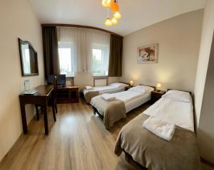 拉辛科罗纳酒店的酒店客房配有两张床和一张书桌