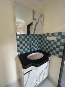 阿伯来HOLIDAY LUXURY APARTMENT的一间带水槽和镜子的浴室