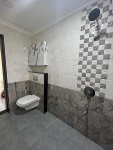 阿伯来HOLIDAY LUXURY APARTMENT的浴室配有卫生间和水槽。