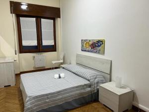 热那亚Lido Blu的一间卧室配有一张床,上面有两条毛巾
