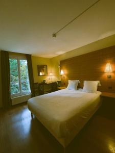 拉莫赫莱杜里酒店的卧室配有带白色枕头的大床