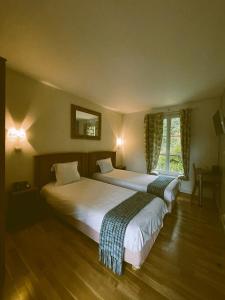 拉莫赫莱杜里酒店的一间卧室设有两张床,墙上设有一面镜子