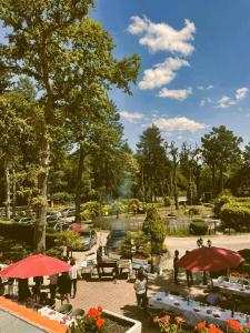 拉莫赫莱杜里酒店的公园里带桌子和遮阳伞的公园