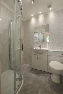奥本Strathnaver的浴室配有卫生间、盥洗盆和淋浴。