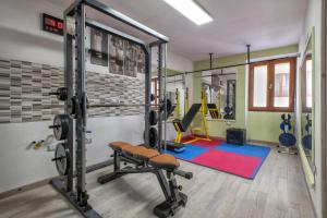 Villanova MonteleoneRelax House and Fitness 9的一间健身房,里面配有两台跑步机