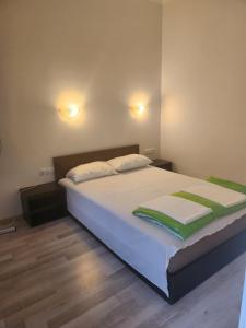 卡姆基亚Бунгала - Камчия - Електрон Универс的卧室配有一张带两个枕头的大白色床