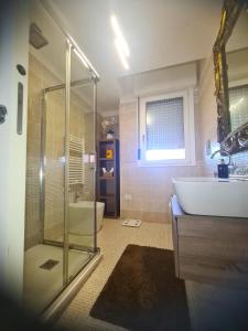 卡利亚里Penthouse genneruxi的带淋浴、浴缸和盥洗盆的浴室
