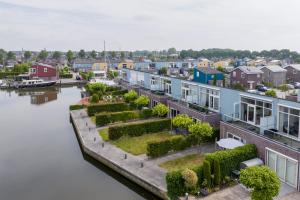 Oude-TongeNautic Rentals - Marinapark Oude-Tonge的水景度假屋 - 带花园