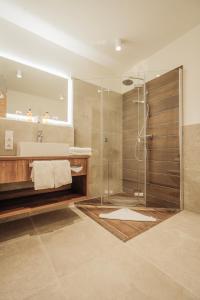 贝塞尔Hotel MeerZeiten inklusive externer Schwimmbad- & Saunanutzung的带淋浴和盥洗盆的浴室