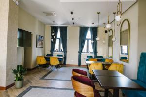 苏博蒂察AVIOR Garni Hotel的用餐室设有桌椅和窗户。