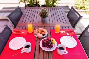 吉马良斯吉马良斯宜必思酒店的一张野餐桌,上面放着食物和橙汁
