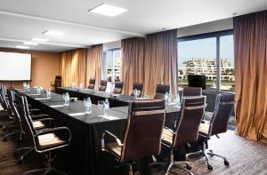 蒂格雷蒂格雷温德姆诺代尔塔酒店 - 布宜诺斯艾利斯的大型会议室,配有长桌子和椅子