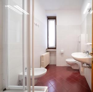 安达洛Residence Villa Viola的浴室设有2个卫生间、水槽和淋浴。