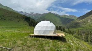 纳伦Tenir-Too Glamping的山顶上的白色圆顶帐篷
