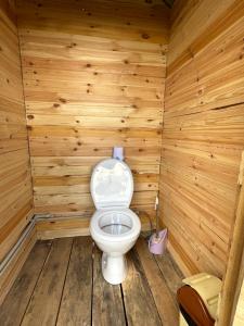 纳伦Tenir-Too Glamping的木制客房内的卫生间
