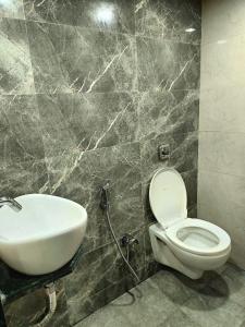 孟买Kohinoor Dormitory的浴室配有白色卫生间和盥洗盆。