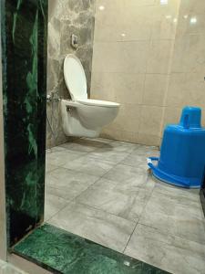 孟买Kohinoor Dormitory的一间带卫生间和蓝色桶的浴室