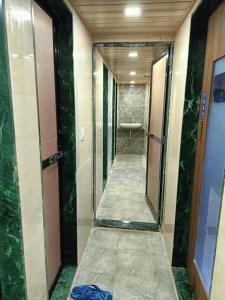 孟买Kohinoor Dormitory的走廊上的浴室设有绿色的大理石墙壁