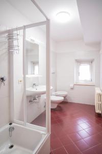 安达洛Residence Villa Viola的带淋浴、盥洗盆和卫生间的浴室