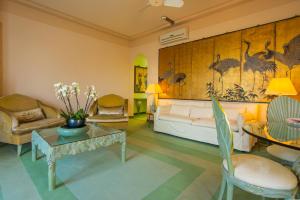卢加诺卡斯塔尼奥拉大酒店的客厅配有床和桌子