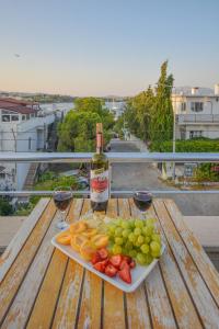 达特恰Huzur Royal Hotel的桌上的水果和一瓶葡萄酒