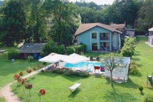 弗尔尼亚奇卡矿泉镇Vila Ljubica的享有带游泳池的房屋的空中景致