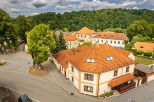 Zlatá Koruna坎普克朗膳食公寓酒店的享有带橙色屋顶的大房子的顶部景色