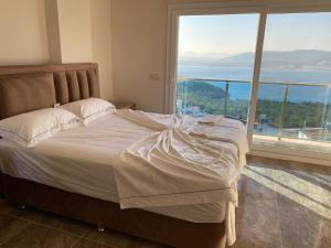 阿克布克Dilbar Villa的一间卧室设有一张大床和大窗户