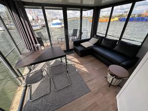 哥德堡Ringö Resort的享有水景的客厅