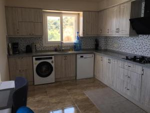 阿克布克Dilbar Villa的厨房配有洗衣机和窗户。