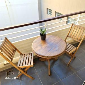 圣勒Studio Leu Loft的阳台上配有一张木桌和两把椅子