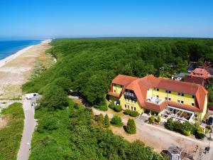 格拉尔-米里茨杜奈海景酒店的海滩旁房屋的空中景致