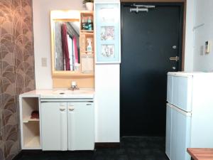 大阪Cote House的一间带白色水槽和冰箱的浴室