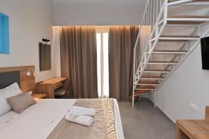 卡利塞亚-豪客迪克斯Maltepe Luxury Accommodation by Travel Pro Services的一间卧室设有一张床和一个螺旋楼梯