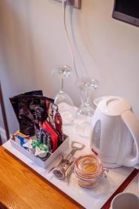 里彭老马车旅馆的一张桌子、酒杯和茶壶
