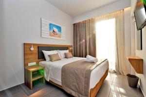 卡利塞亚-豪客迪克斯Maltepe Luxury Accommodation by Travel Pro Services的一间卧室设有一张大床和一个窗户。